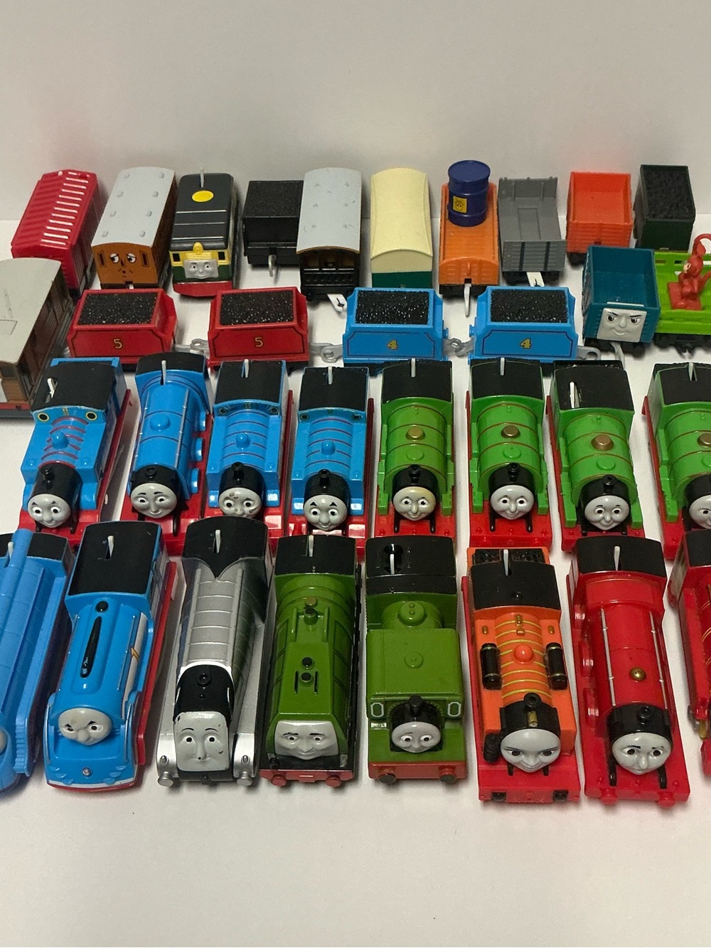 Thomas & Friends Train Lot- 18 Plastic Motorized Trains + Cars
